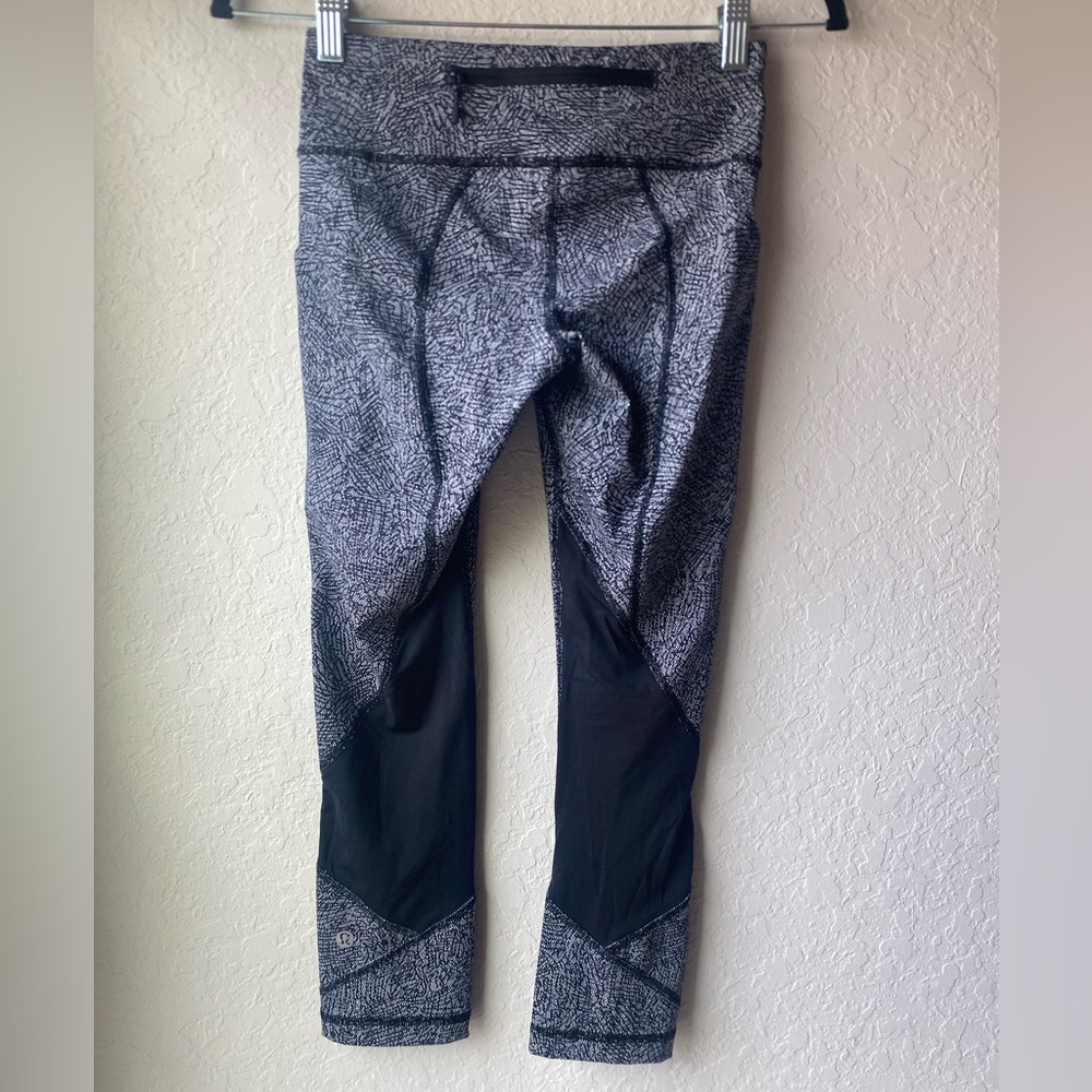 Lululemon Pace Rival Crop 22” Leggings in White & Black ~ Size 2 - Picture 4 of 6